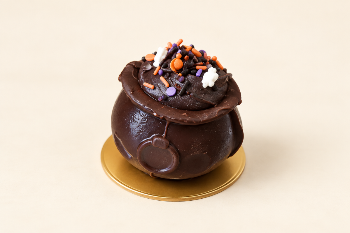 Cauldron (Halloween) · Chocolate buttercream